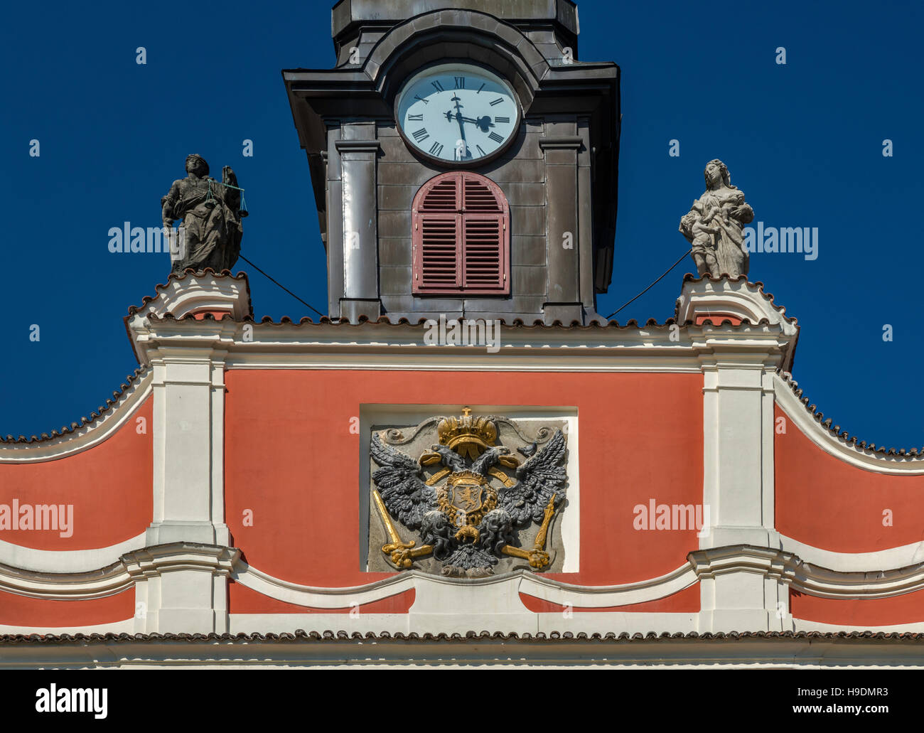 Doppeladler des Österreichischen Reiches mit Löwen von Böhmen, Wappen am alten Rathaus in Chrudim, Böhmen, Tschechien Stockfoto