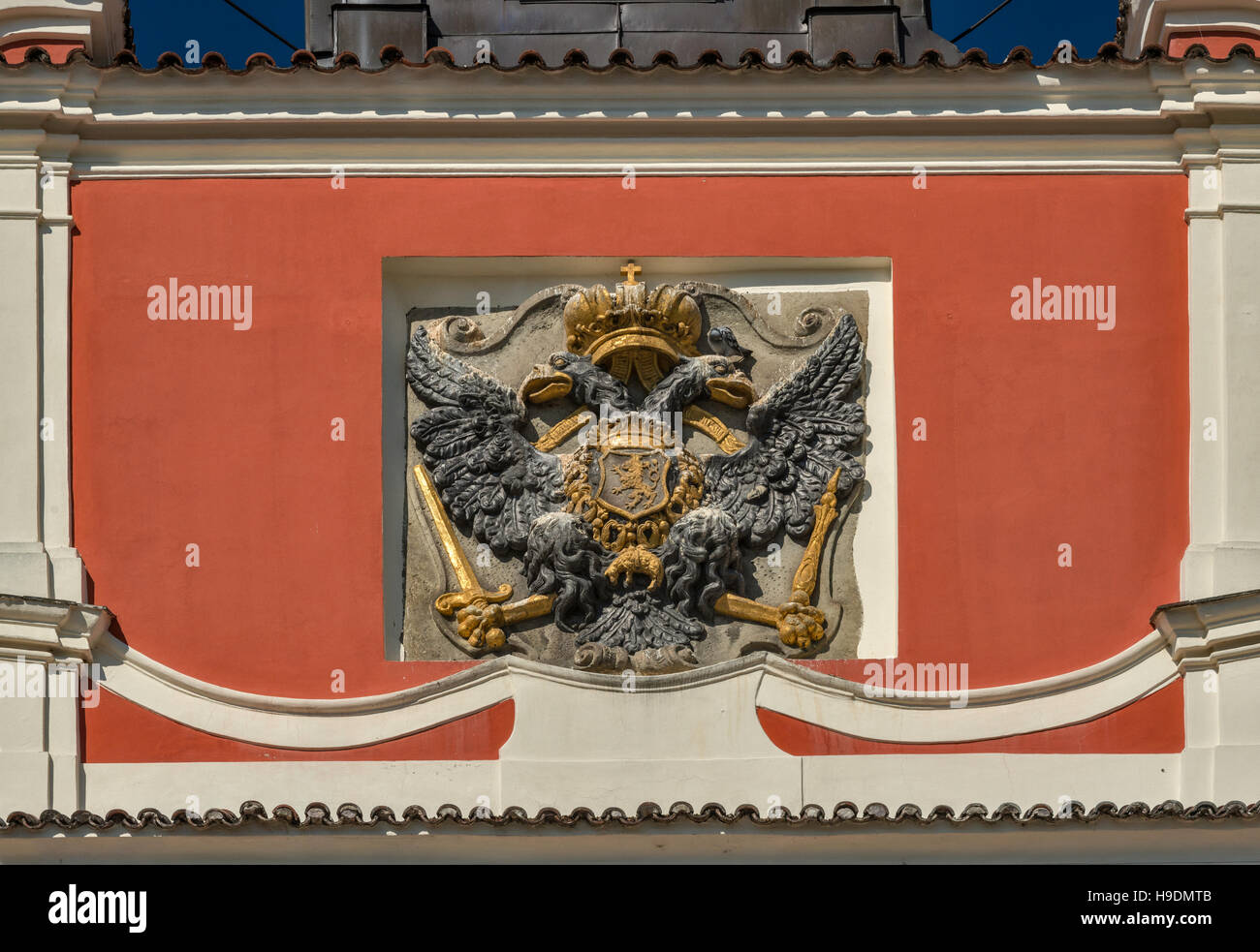 Doppeladler des Österreichischen Reiches mit Löwen von Böhmen, Wappen am alten Rathaus in Chrudim, Böhmen, Tschechien Stockfoto