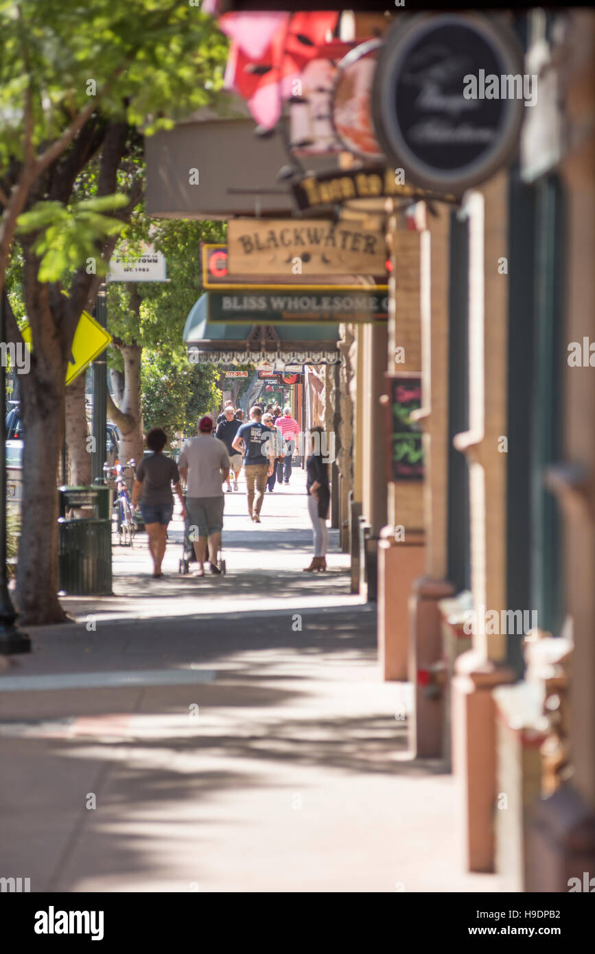 Allgemeine Straßenansicht (Higuera Street) in San Luis Obispo, Kalifornien, USA Stockfoto