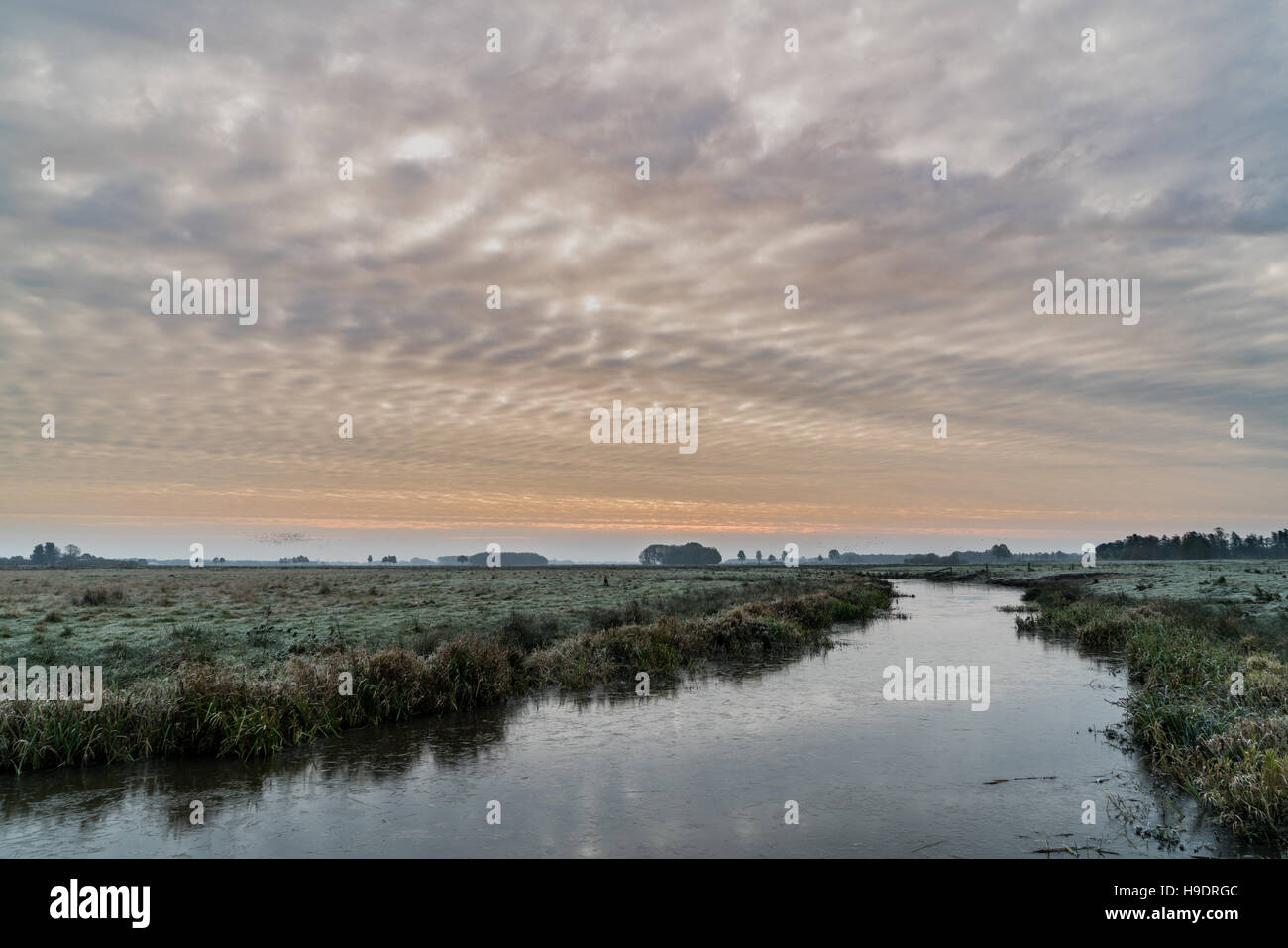 Der "Hunze" Fluss und des endlosen Himmels. Einer der schönsten Orte im nördlichen Teil der Niederlande. Stockfoto