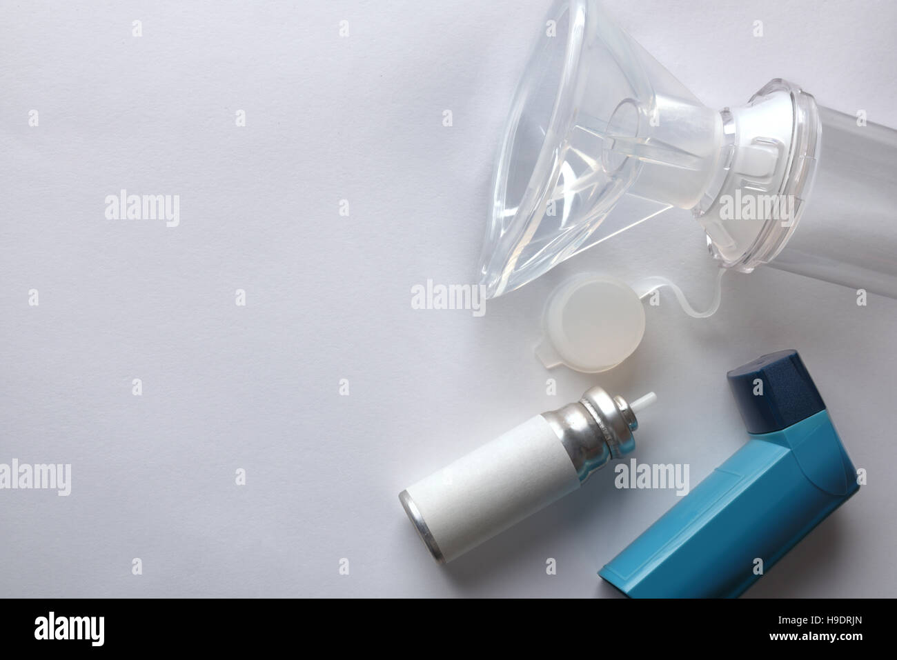 Patrone und blau Medizin Inhalator und Inhalation Kammer mit Silikon Maske auf weißen Tisch. Ansicht von oben. Horizontale Komposition Stockfoto