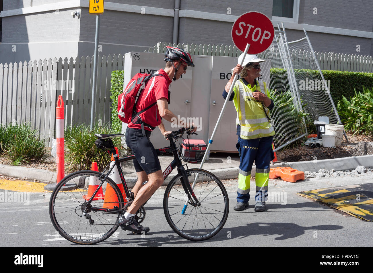 Radfahrer, die warten auf Baustellen Stop-Schild, South Bank Parklands, Stadt Brisbane, Brisbane, Queensland, Australien Stockfoto
