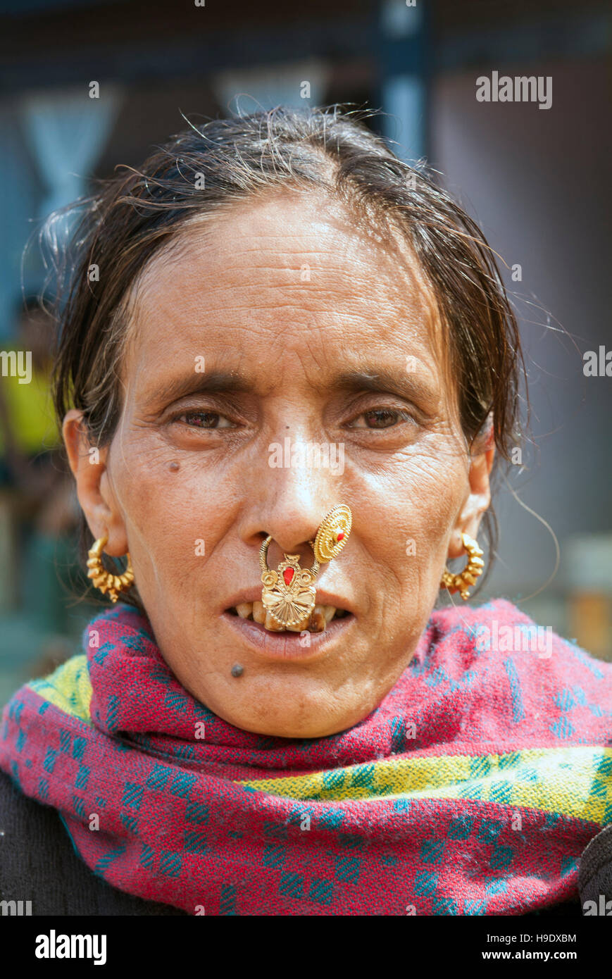 Ein lepcha Frau mit traditionellen Schmuck in der Nähe von Pelling in Sikkim, Indien. Stockfoto
