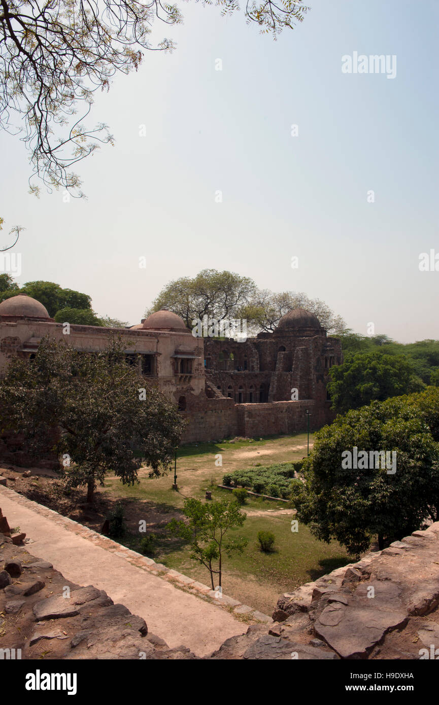 Hauz Khas Madrassa und Grab Komplex, am Rande eines Reservoirs gebaut von Sultan Firuz Shah Tughlaq, dann Herrscher von Delhi, im 14. Jahrhundert. Delhi. Stockfoto