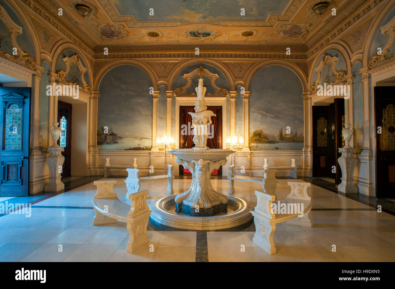 Ein Brunnen aus Marmor in der begrüssung Zimmer im falaknuma Palace in Hyderabad, Indien. Stockfoto