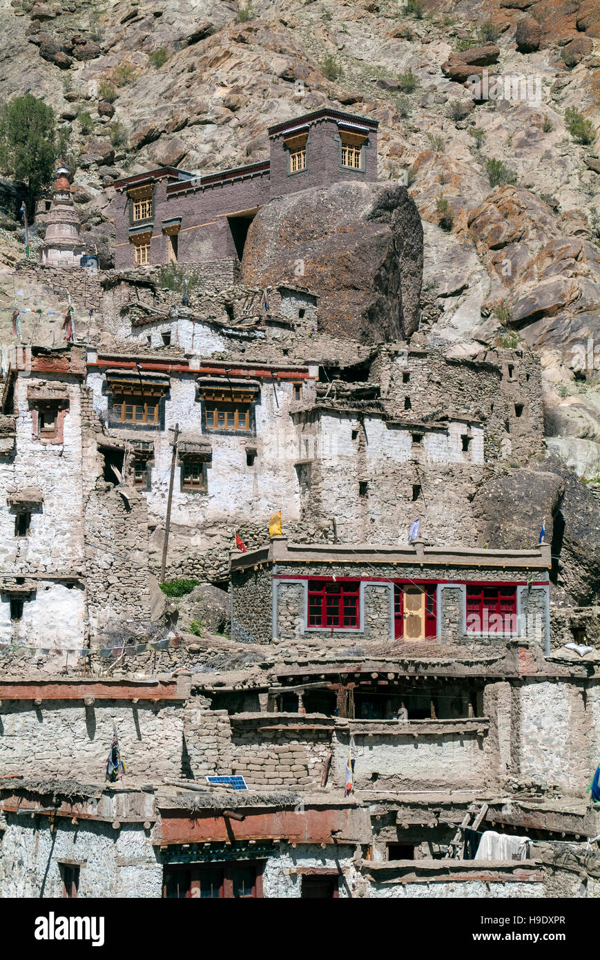 Die Pflaume farbig Hemis Gompa sitzen über eine Collage aus Stein grauen und weißen Dorfhäuser in der Ladakh Hauptstadt Leh Stockfoto