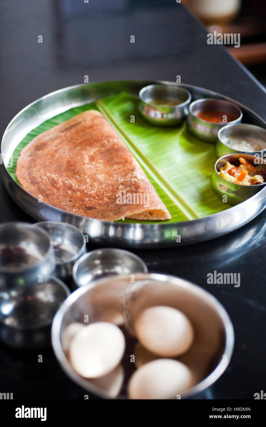 Vorbereitung Dosa, ein Pfannkuchen von fermentierten Reis und schwarze Linsen, mit Ei zum Frühstück im Hotel visalam in kanadukathan Dorf in chettinad. Stockfoto