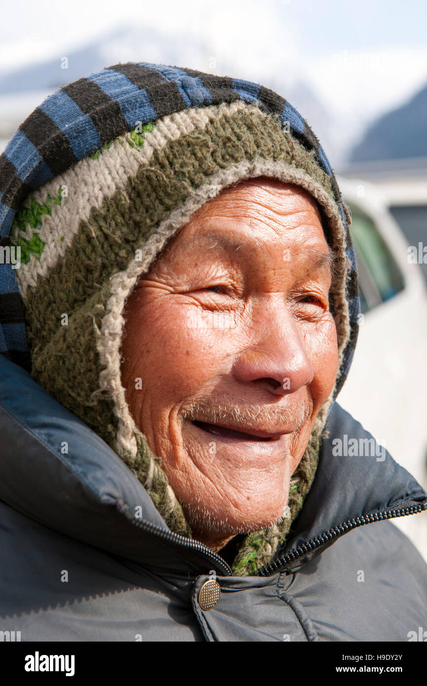 Ein älterer Mann der Lepcha in Lachung Village, Nord-Sikkim, Indien. Stockfoto