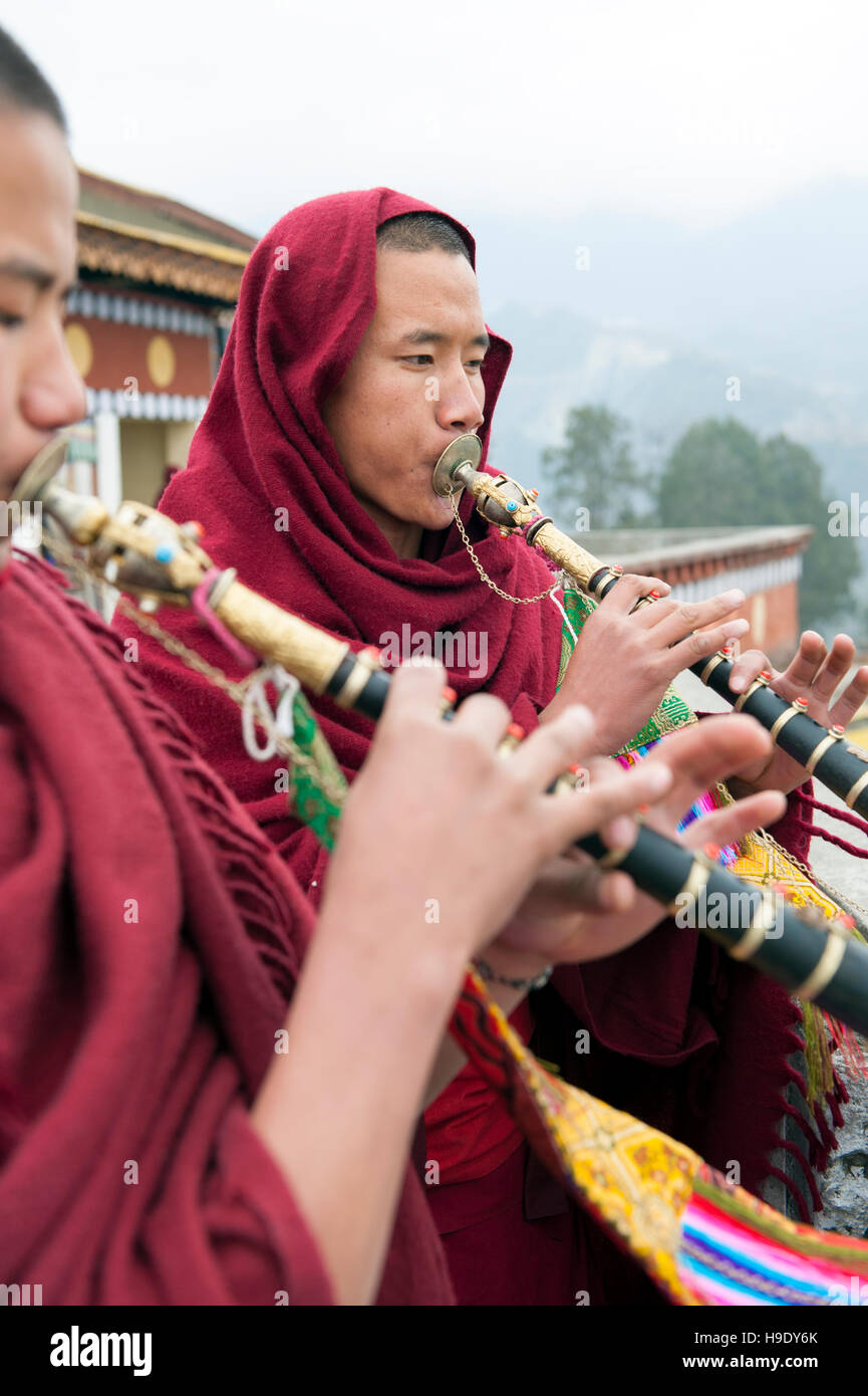 Zwei junge Mönche Schlag Tempel Hörner im Kloster Tawang Tawang, Indien. Stockfoto