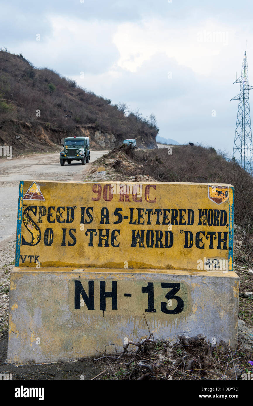 Ein falsch geschriebenes Schild auf dem Weg zur Tawang, einem abgelegenen Tal im nördlichen Arunachal Pradesh, Indien Stockfoto