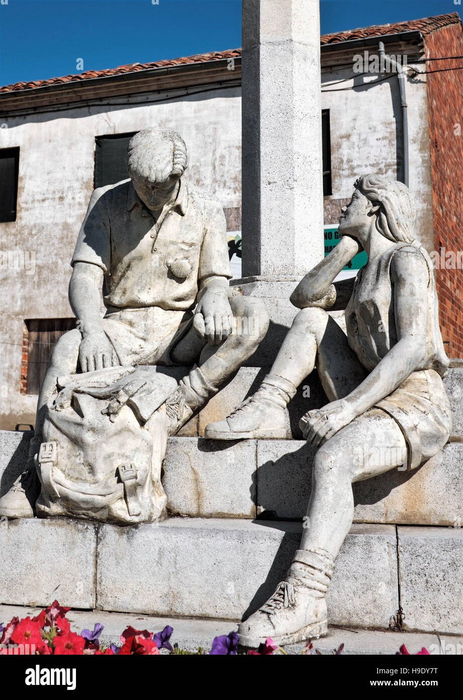 Statue von einigen jungen Pilgern, die sich heute am Camino de Santiago in Mansilla de Las Mulos, Leon, Spanien, ausruhen. Stockfoto