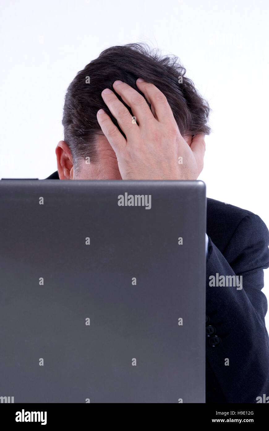 Verzweifelte Geschäftsmann, arbeiten am computer Stockfoto