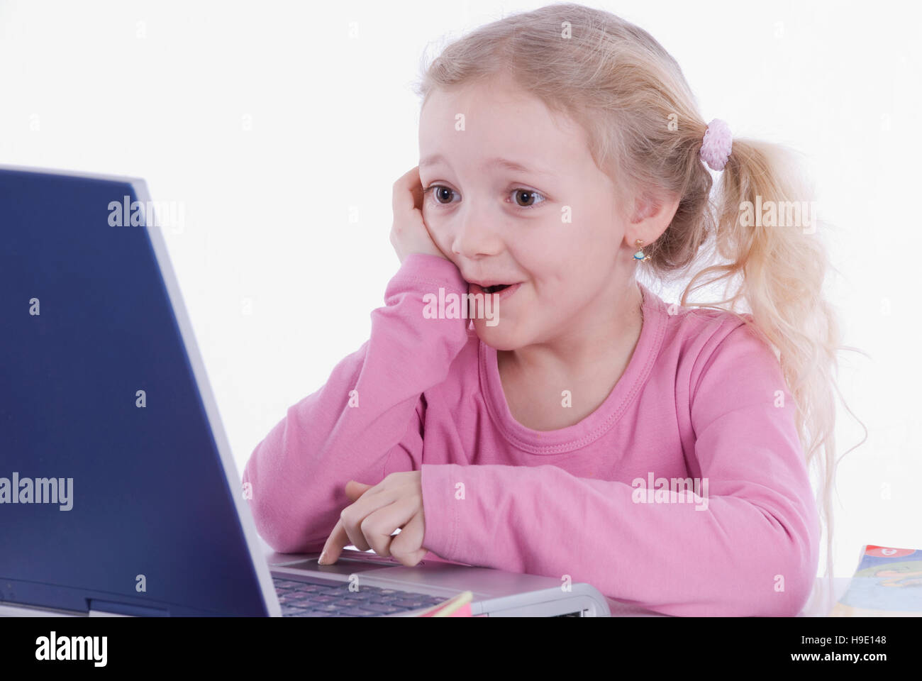 Sieben-jährige Schülerin mit einem laptop Stockfoto