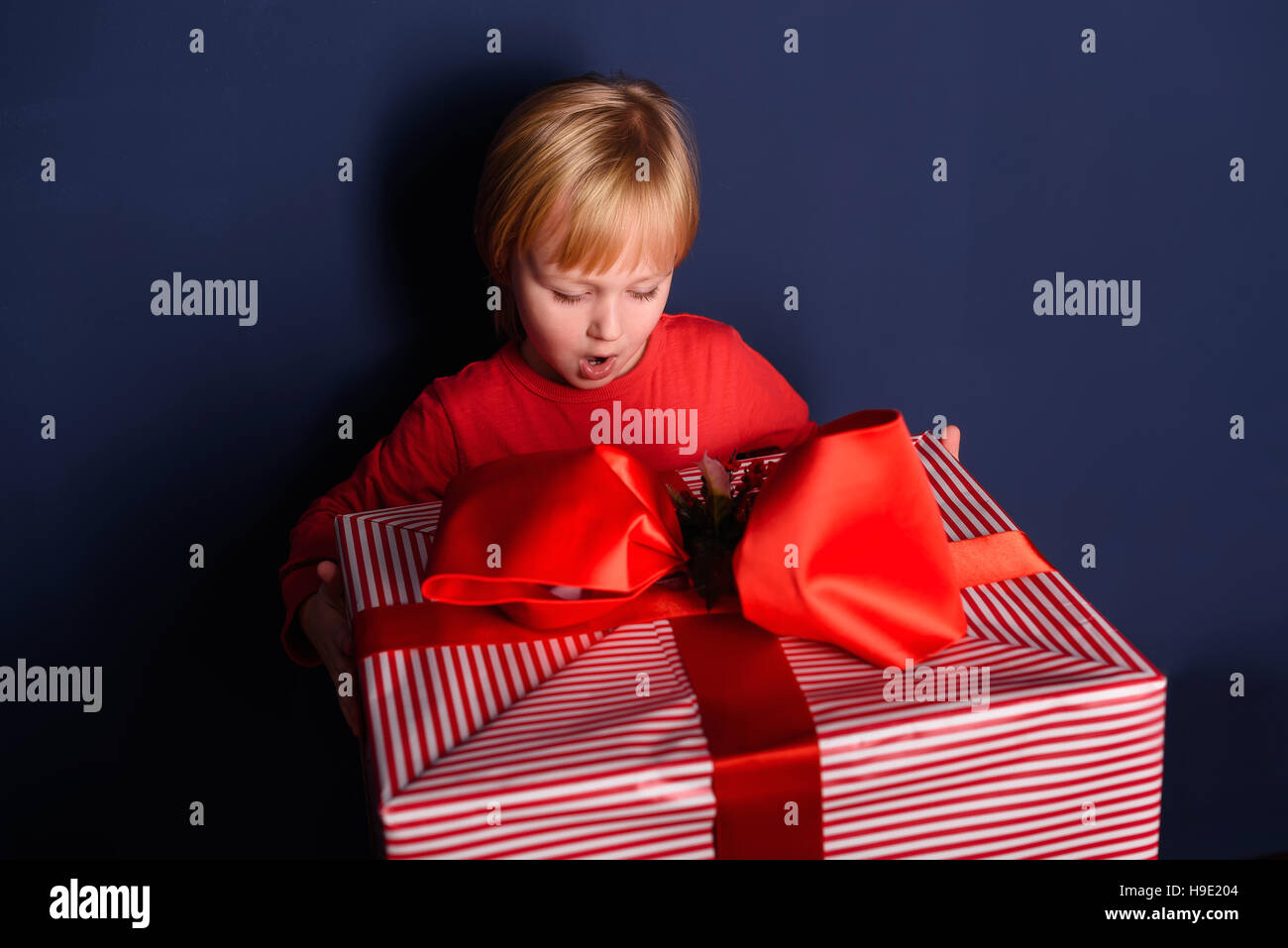 Kind ist in den Händen hält ein großes Geschenk-box Stockfoto