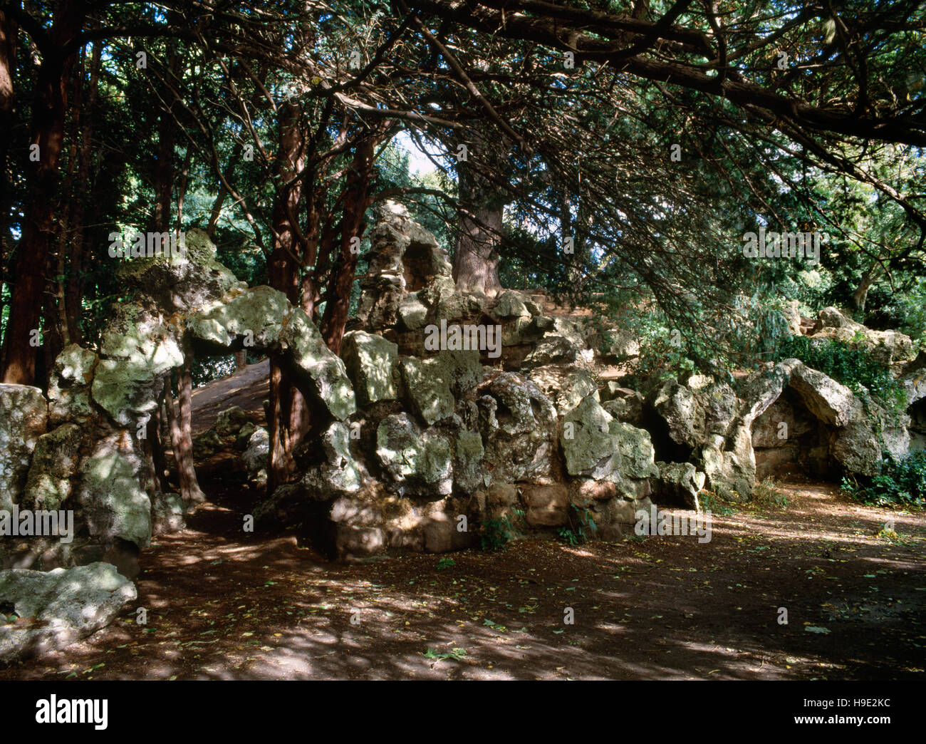 Reste einer C19th Steinarbeiten Burgruine aus Tuffstein von Kopf Gärtner William Barron auf der N-Seite der Schlossteich Elvaston Derbyshire gebaut. Stockfoto