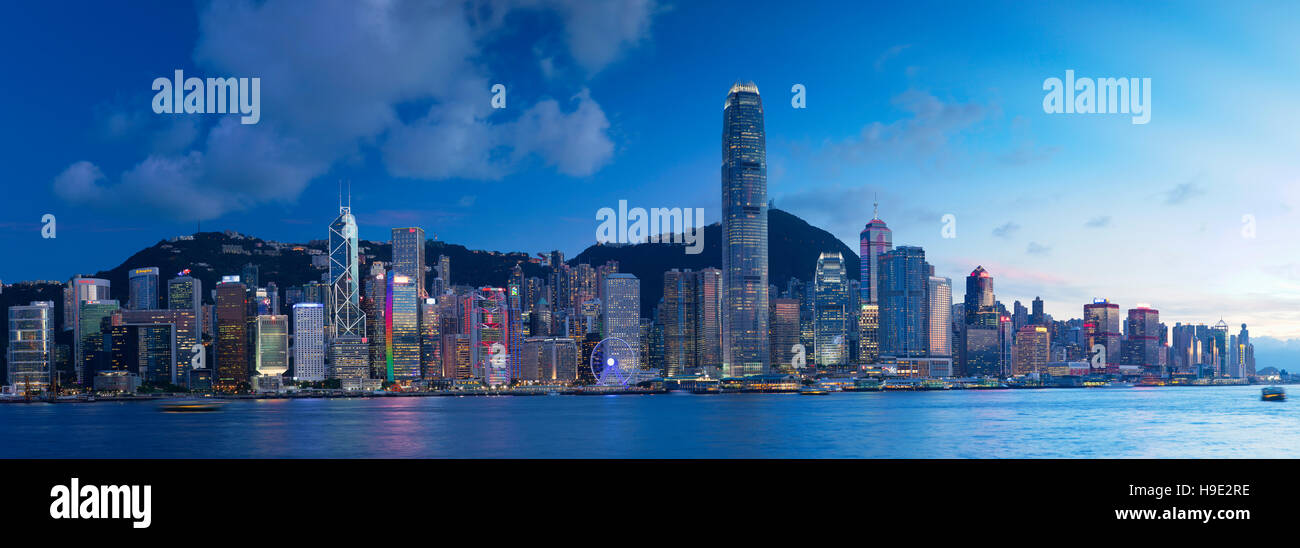 Blick auf Hong Kong Island Skyline in der Abenddämmerung, Hong Kong, China Stockfoto