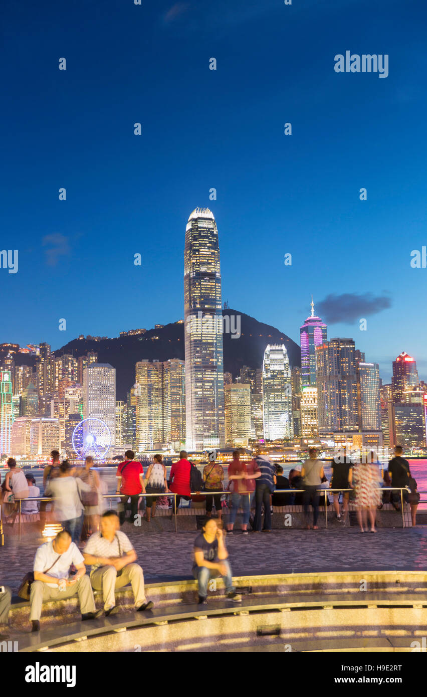 Blick auf Hong Kong Island Skyline von Tsim Sha Tsui Promenade in der Abenddämmerung, Hong Kong, China Stockfoto