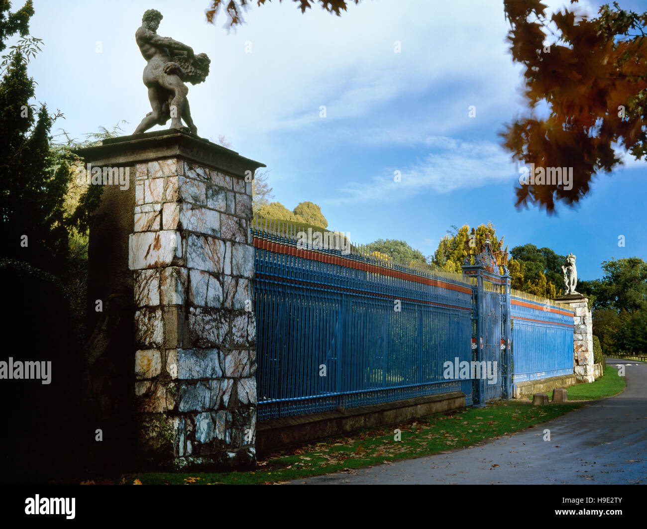 Das goldene Tor auf der S-Avenue of Elvaston Castle stammt ursprünglich aus einem königlichen Palast in Madrid aus wo Napoleon sie nach Versailles nahm. Stockfoto