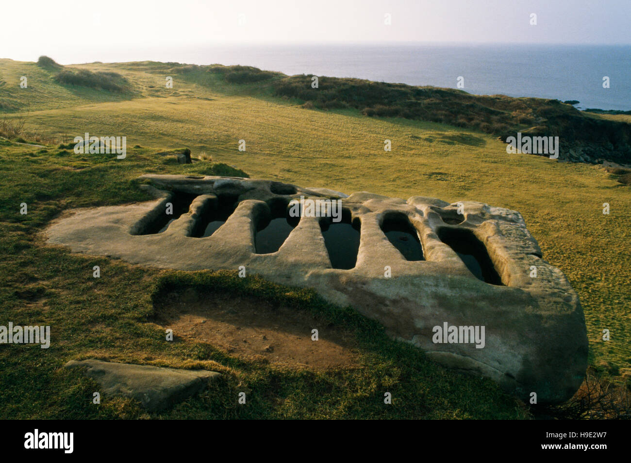 Sechs Körperangepasster Gräber geschnitten in einem Sandstein Felsen neben St Patricks angelsächsischen Kapelle auf Heysham Barrows, Morecambe Bay. Stockfoto