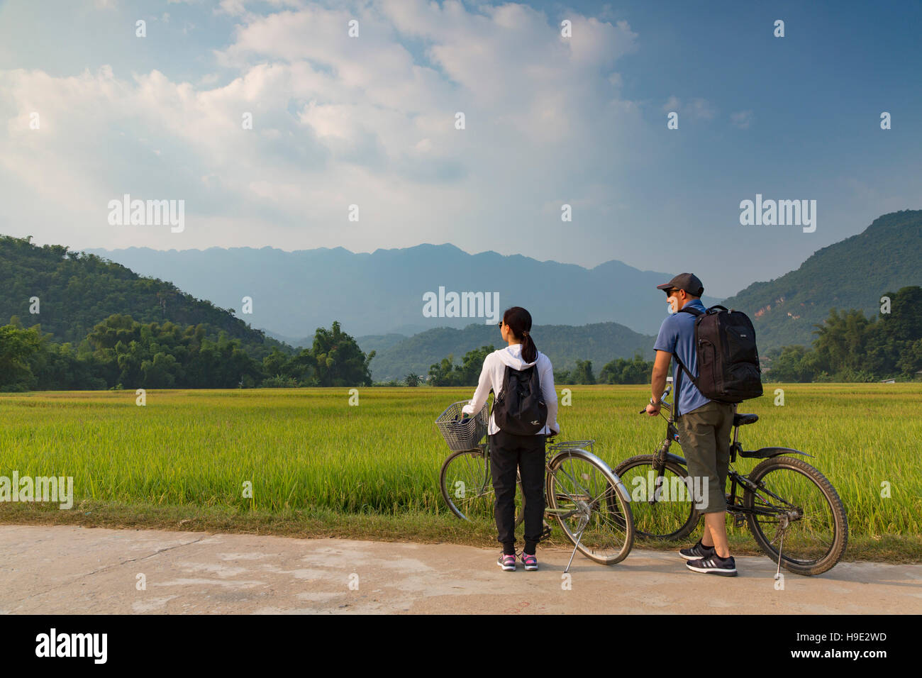 Paar Radtouren durch Reisfelder, Mai Chau, Hoa Binh Province, Vietnam Stockfoto