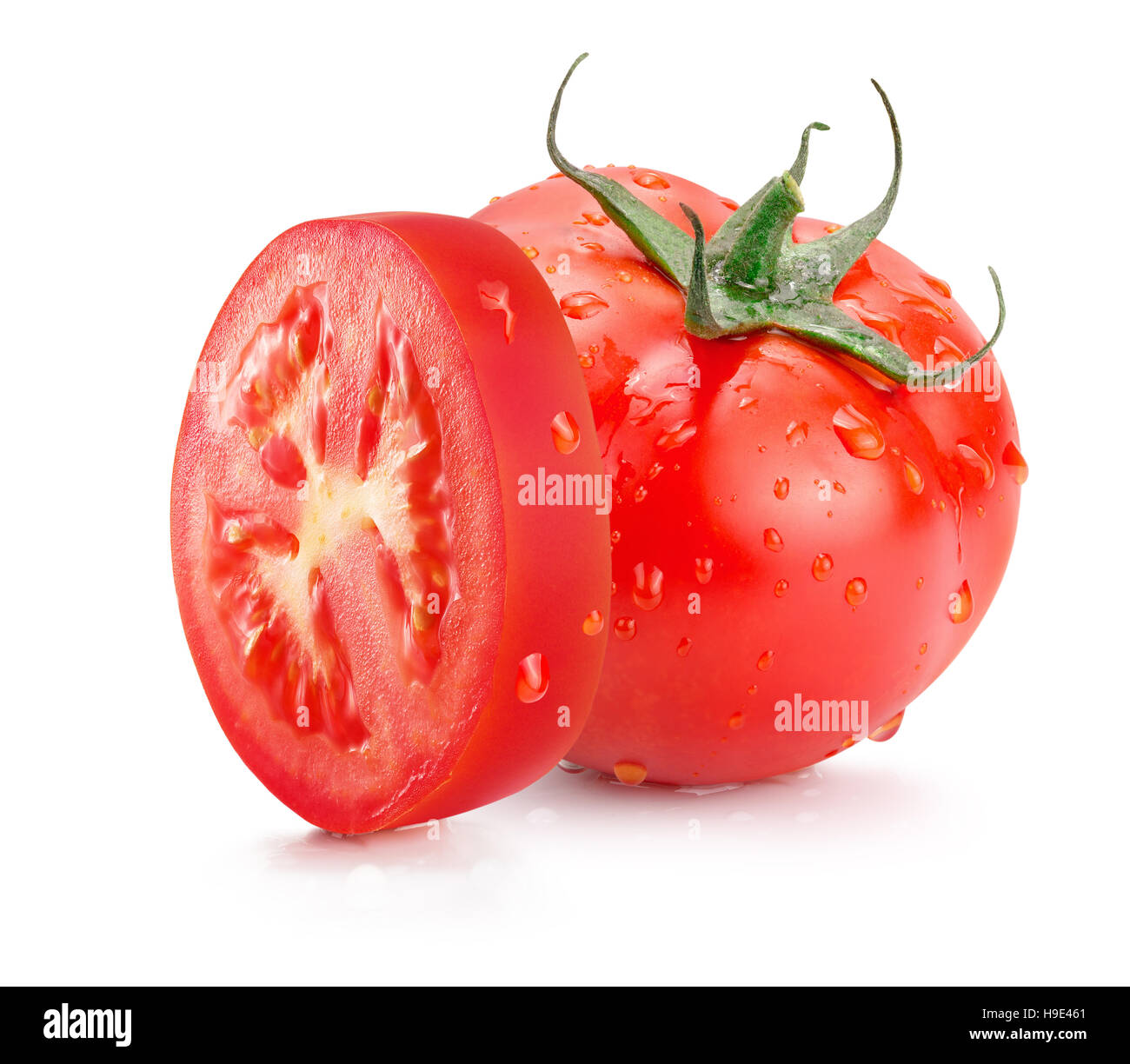 Tomaten mit Wassertropfen auf dem weißen Hintergrund isoliert. Stockfoto