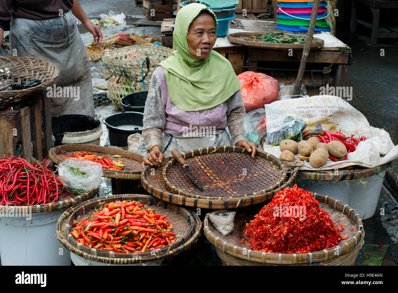 Indonesierin Verkauf verschiedener Chilischoten auf dem Markt in Semarang. 9. Januar 2014 - Java, Indonesien Stockfoto