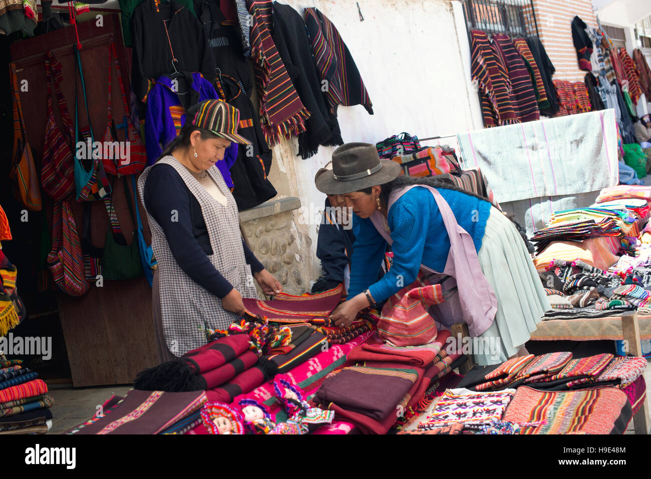 Hand Weawed Textilien in Tarabuco Markt, Bolivien. 7. Oktober 2012 - Tarabuco, Sucre, Bolivien Stockfoto