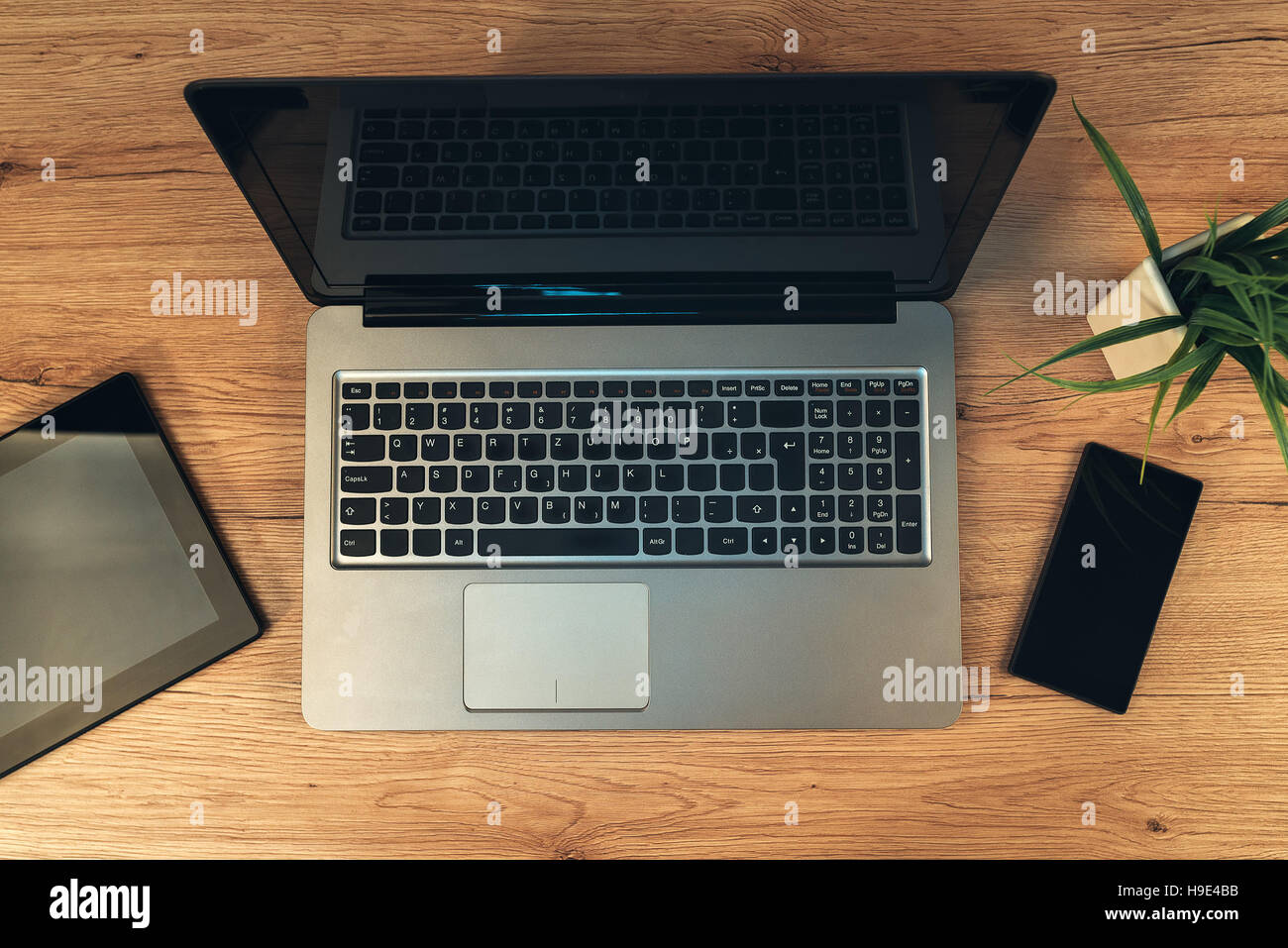 Laptop, Tablet PC und Smartphone - mobile Elektronik auf Business Office Desktop, Ansicht von oben Stockfoto