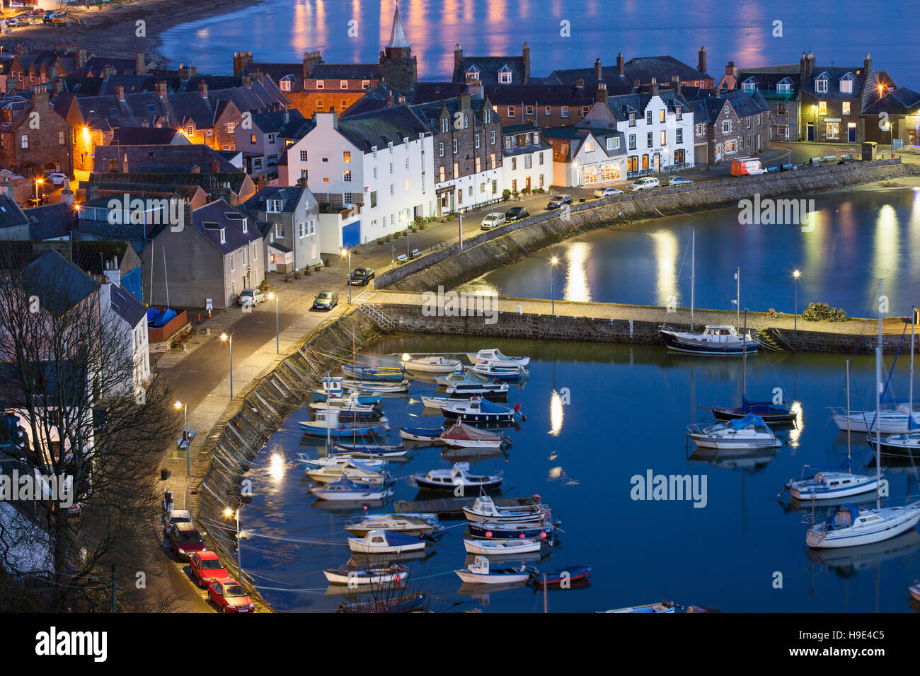 Der schottischen Stadt Stadt am Meer: Nord-Ost-Küste Meer Gebäude der Stonehaven Bay, mit natürlichen Hafen Liegeplätze, Boote vor Anker und Promenade in der Morgendämmerung, Aberdeenshire, Großbritannien Stockfoto