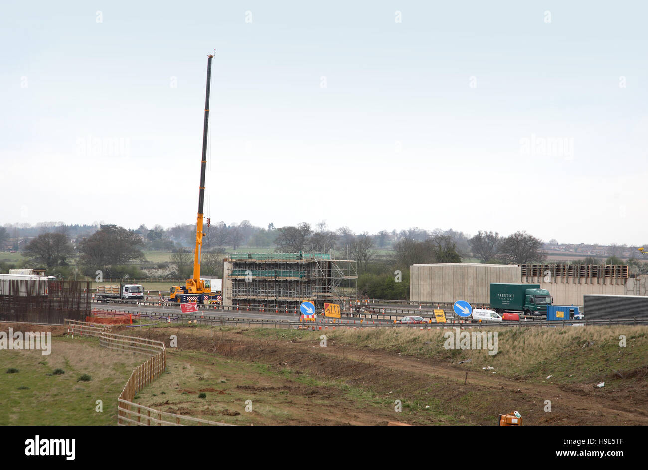 Bau einer neuen Brücke für die A46 über Autobahn M40, Oxfordshire, Vereinigtes Königreich erstrecken. Schalung für Brückenpfeiler und Kran zeigt Stockfoto