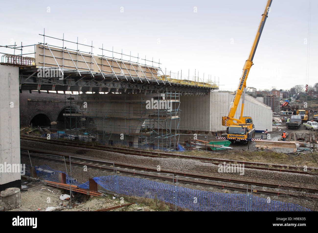 Eine neue Stahl und Beton Straße Braut über eine Eisenbahn gebaut wird. in der Nähe von Birmingham, UK. Von unten zeigen temporäre Unterstützung für konkrete Gesehen Stockfoto