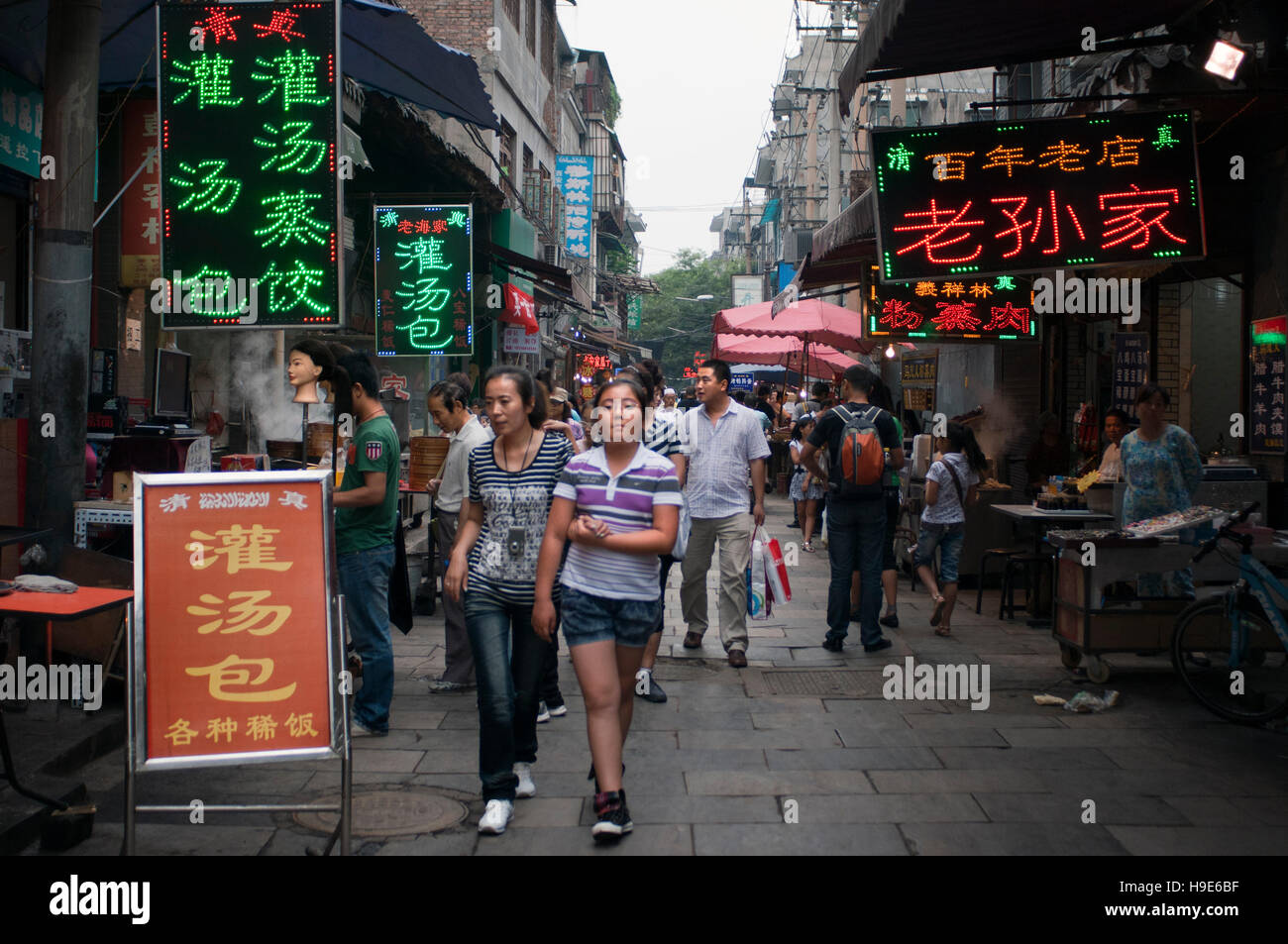 Moslemischen Viertel von Xian, Shaanxi, China, Asien. Seidenstraße, Huimin Street, Beiyuanmen Moslem zu vermarkten. Neon-Leuchten. Stockfoto