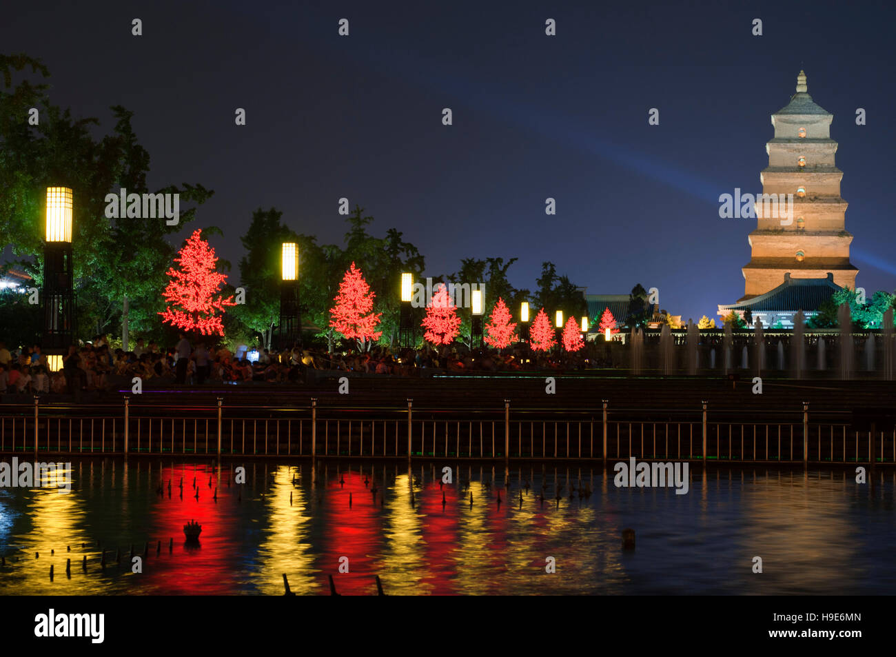 Beleuchtete Wasser zeigen bei 1300 Jahre alten großen Wildgans-Pagode in Xian, Shaanxi, China, Asien. Stockfoto