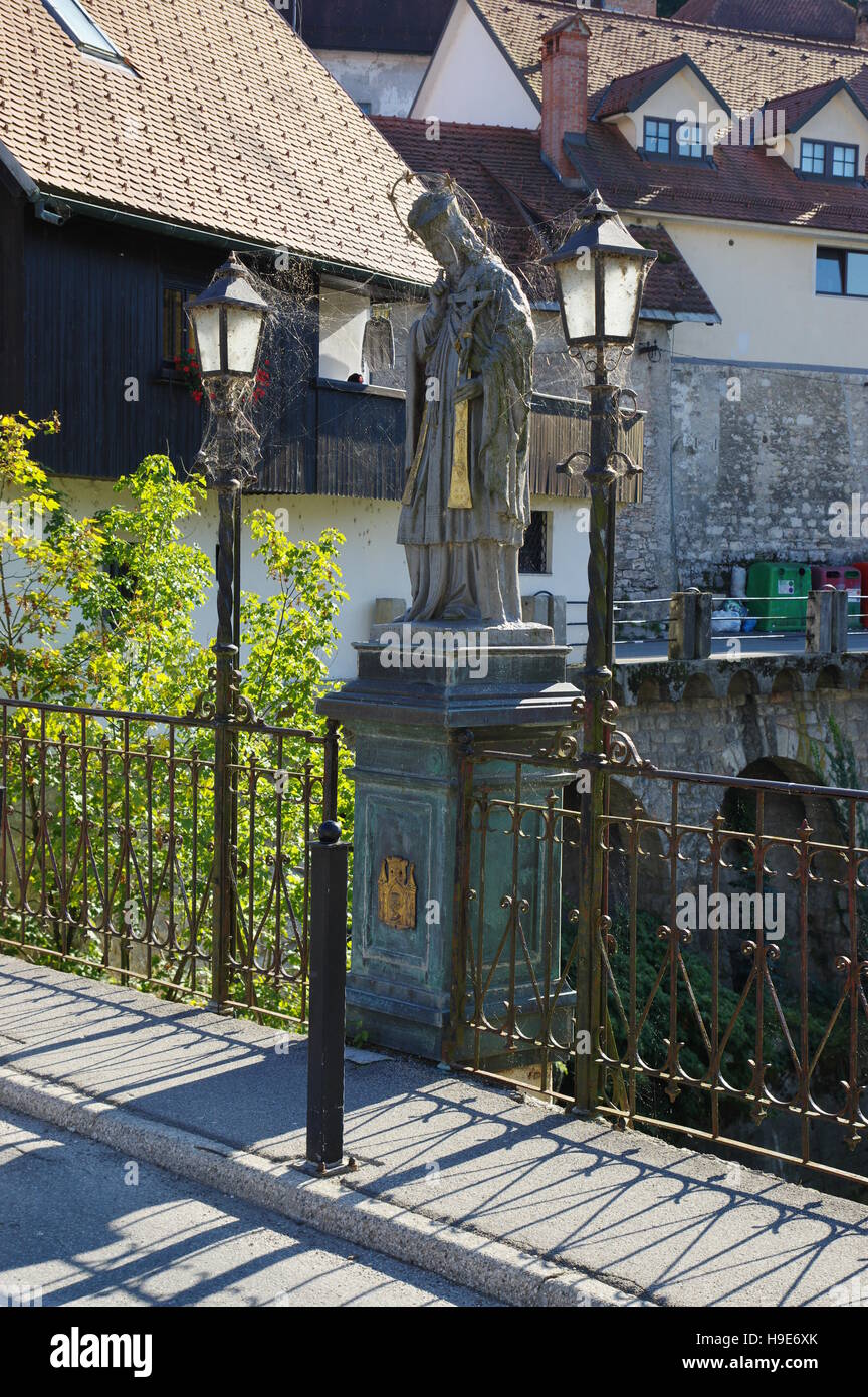 Gmina Skofja Loka, Skofja Loka, Slowenien, 25. September 2016: Statue des Heiligen Johannes von Nepomuk auf der Brücke der Kapuziner. Stockfoto