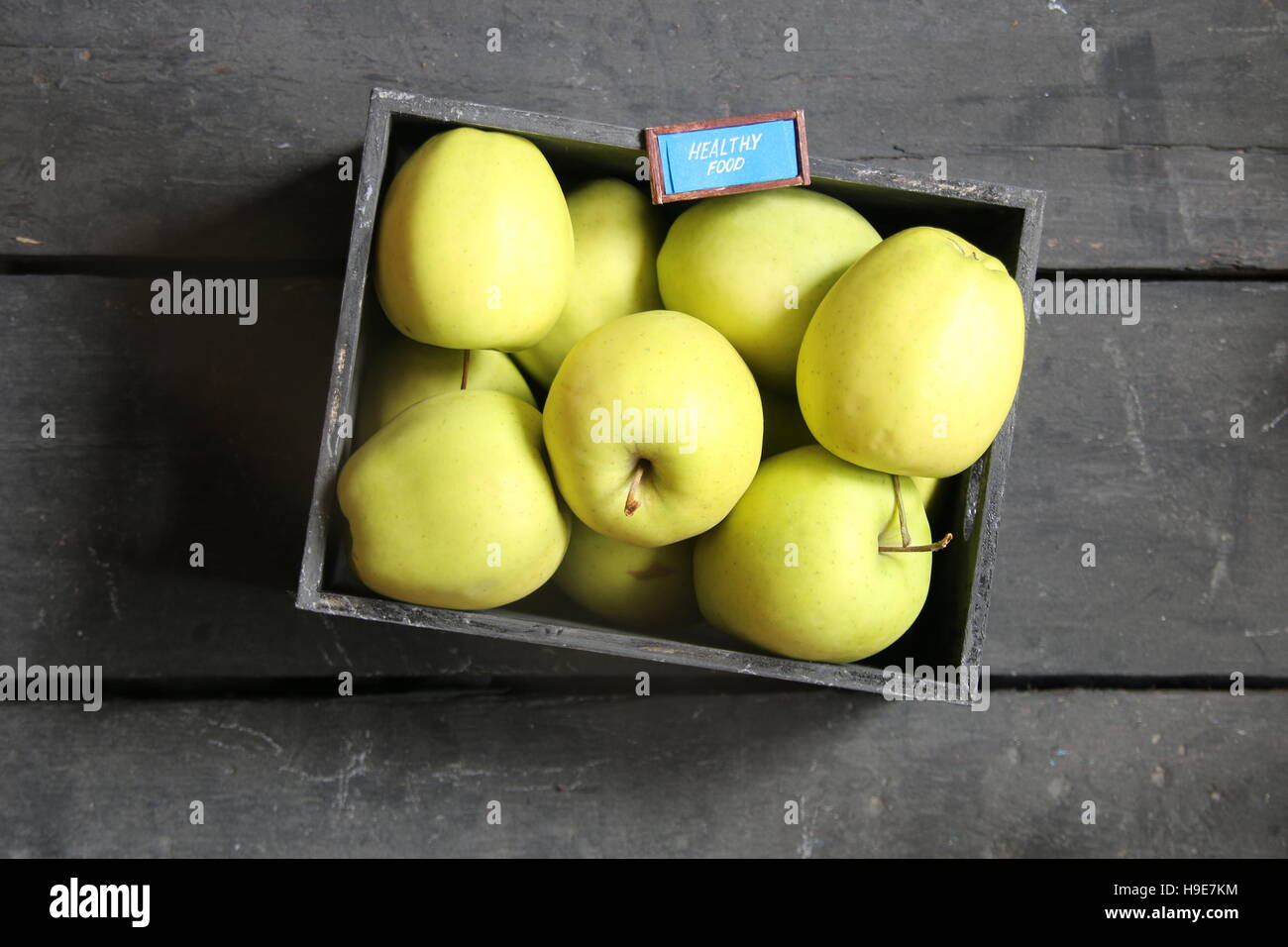 gesunde Ernährung-Konzept - Text und frische Äpfel auf einem Retro-Tisch Stockfoto