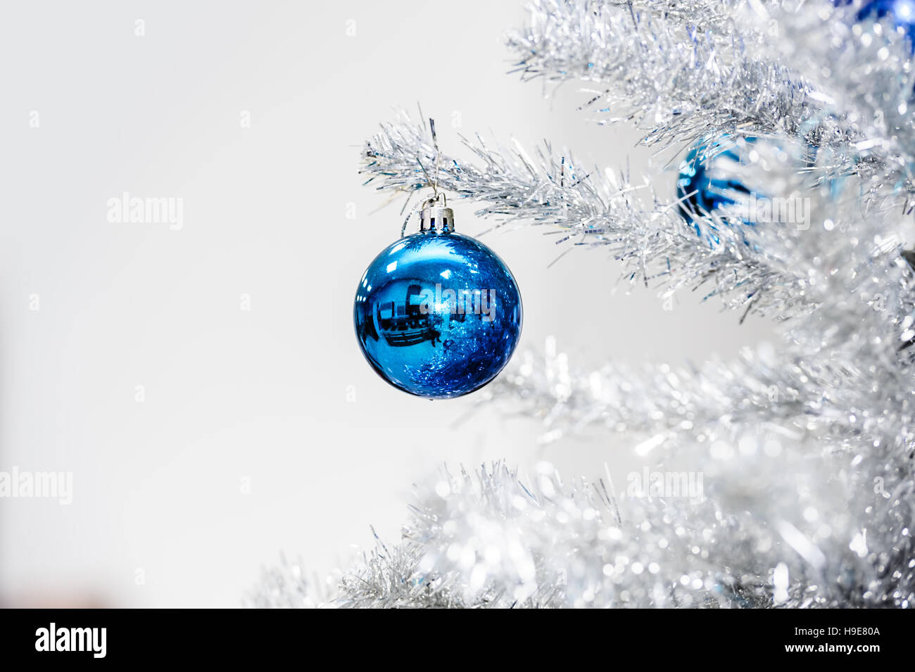 Blaue Kugeln auf Silber künstlicher Weihnachtsbaum Stockfoto