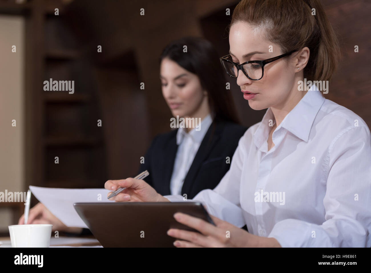 Zwei Kollegen gemeinsam hart arbeiten Stockfoto