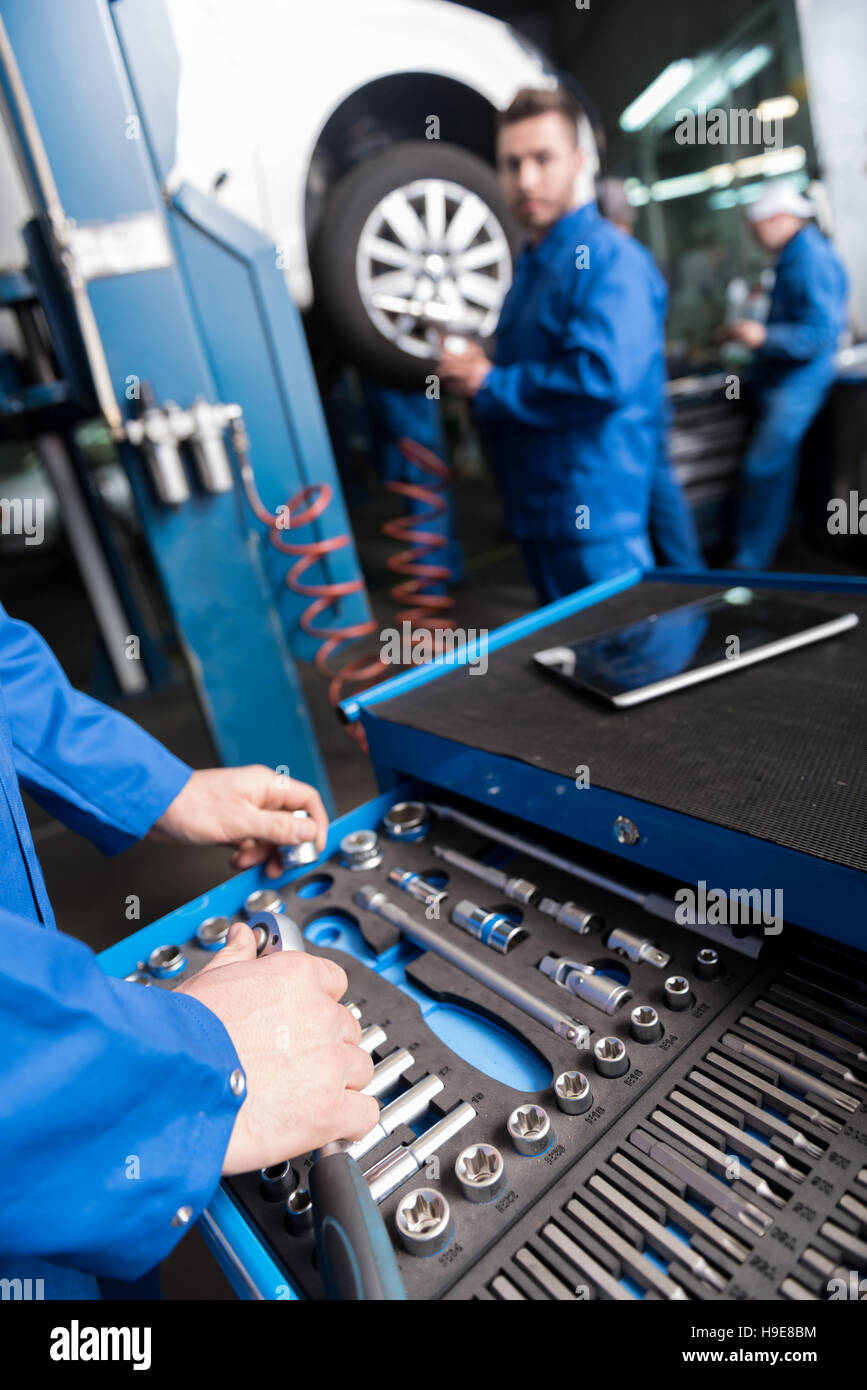 Professionelle Kfz-Mechaniker usin Werkzeuge Stockfotografie - Alamy