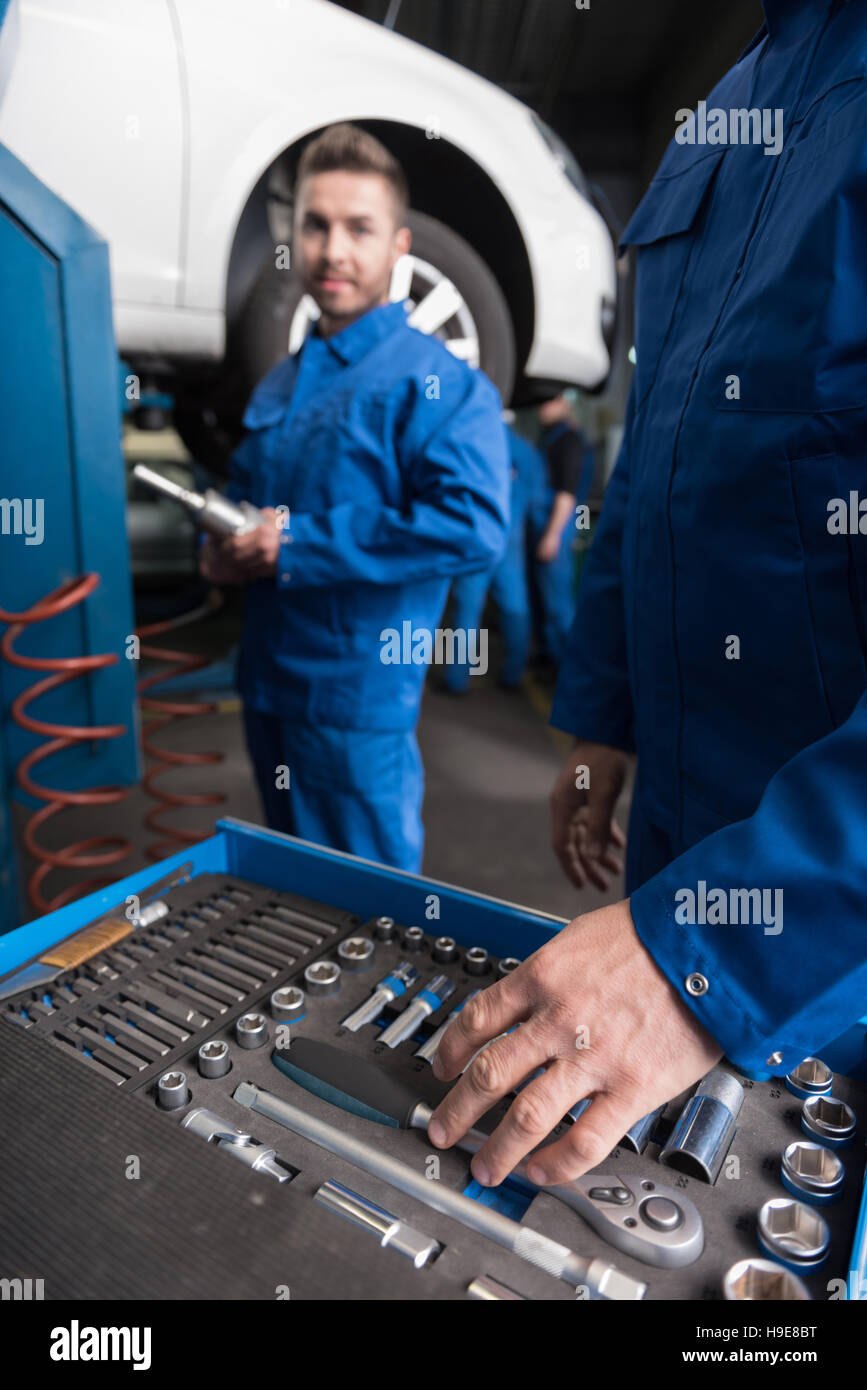 Mit Welchem Material Arbeitet Ein Kfz Mechatroniker Innen Arbeiten Stockfotos und -bilder Kaufen - Alamy