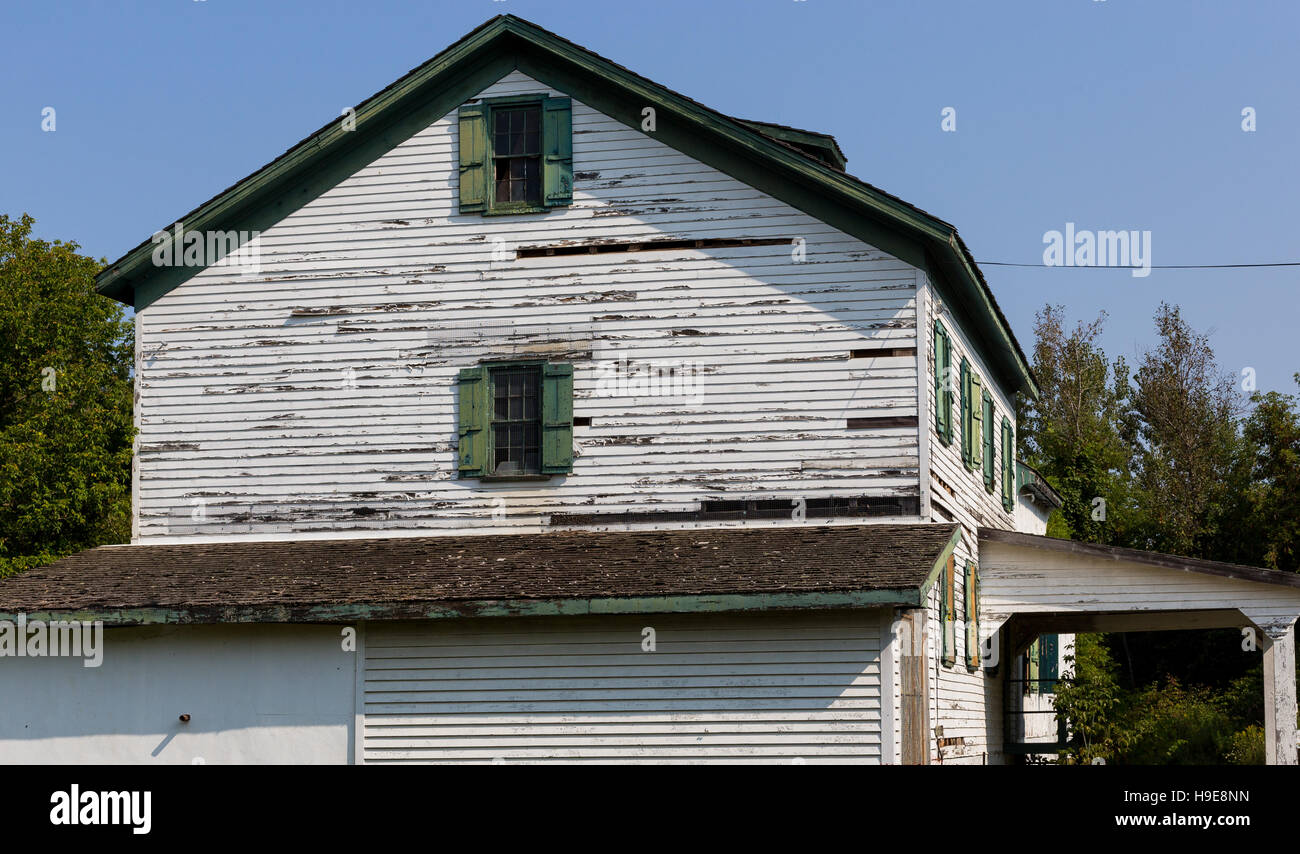 Am alten Wasserrad Mühle in den Frühlingsmorgen. Stockfoto