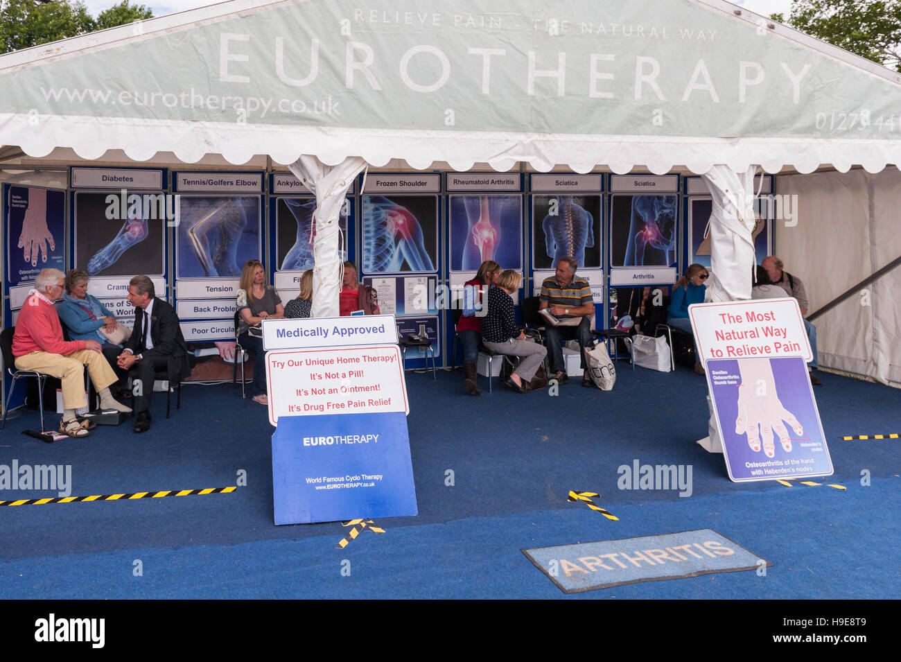 Ein Eurotherapy Schmerz Relief Zelt auf der Royal Norfolk Show im Showground, Norwich, Norfolk, England, Großbritannien, Uk Stockfoto