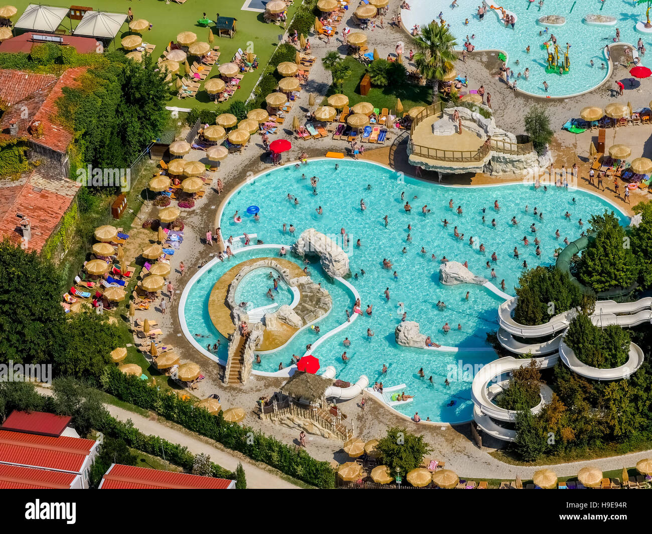 Antenne, Schwimmbad mit Sonne Terrasse Sonnenschirmen, camping-Gäste, Sonnenbaden, Urlaub, camping Clodia, Gardasee, Lago di Garda Stockfoto