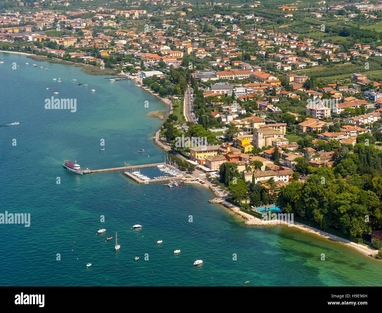 Luftaufnahme, Passagierschiff, Ausflug Raddampfer TRENTO am Anleger von Bardolino, Gardasee, Lago di Garda, Bardolino, Stockfoto