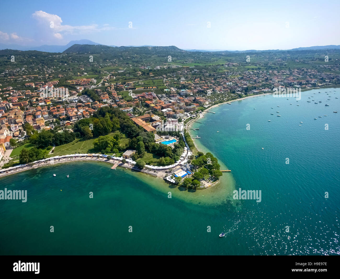 Luftaufnahme, Bardolino mit Segelbooten, Lido Mirabello Beach, Gardasee, Lago di Garda