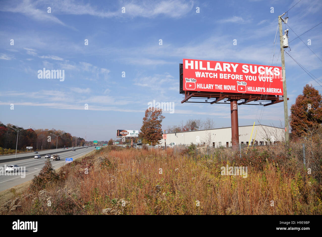 "Hillary Sucks" Billboard auf i-40 Autobahn, Guilford County, North Carolina, USA Stockfoto