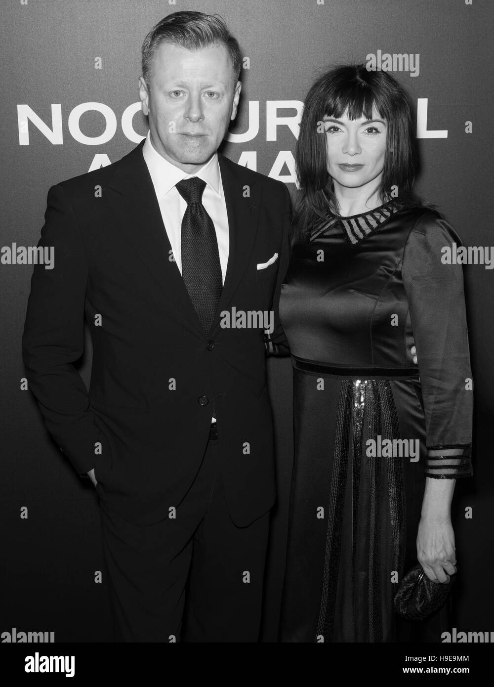 New York City, USA - 17. November 2016: Komponist Abel Korzeniowski und Mina Korzeniowska besuchen die 'Nachttiere' New Yorker premiere Stockfoto