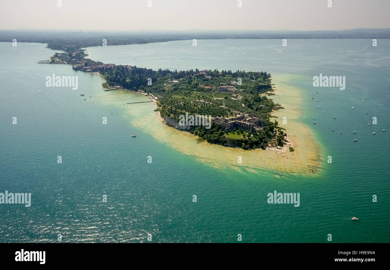 Luftaufnahme, Bereich Archeologica Delle Grotte di Catullo, Grotte des Catull, türkis Wasser, Halbinsel Sirmione eingefärbt Stockfoto