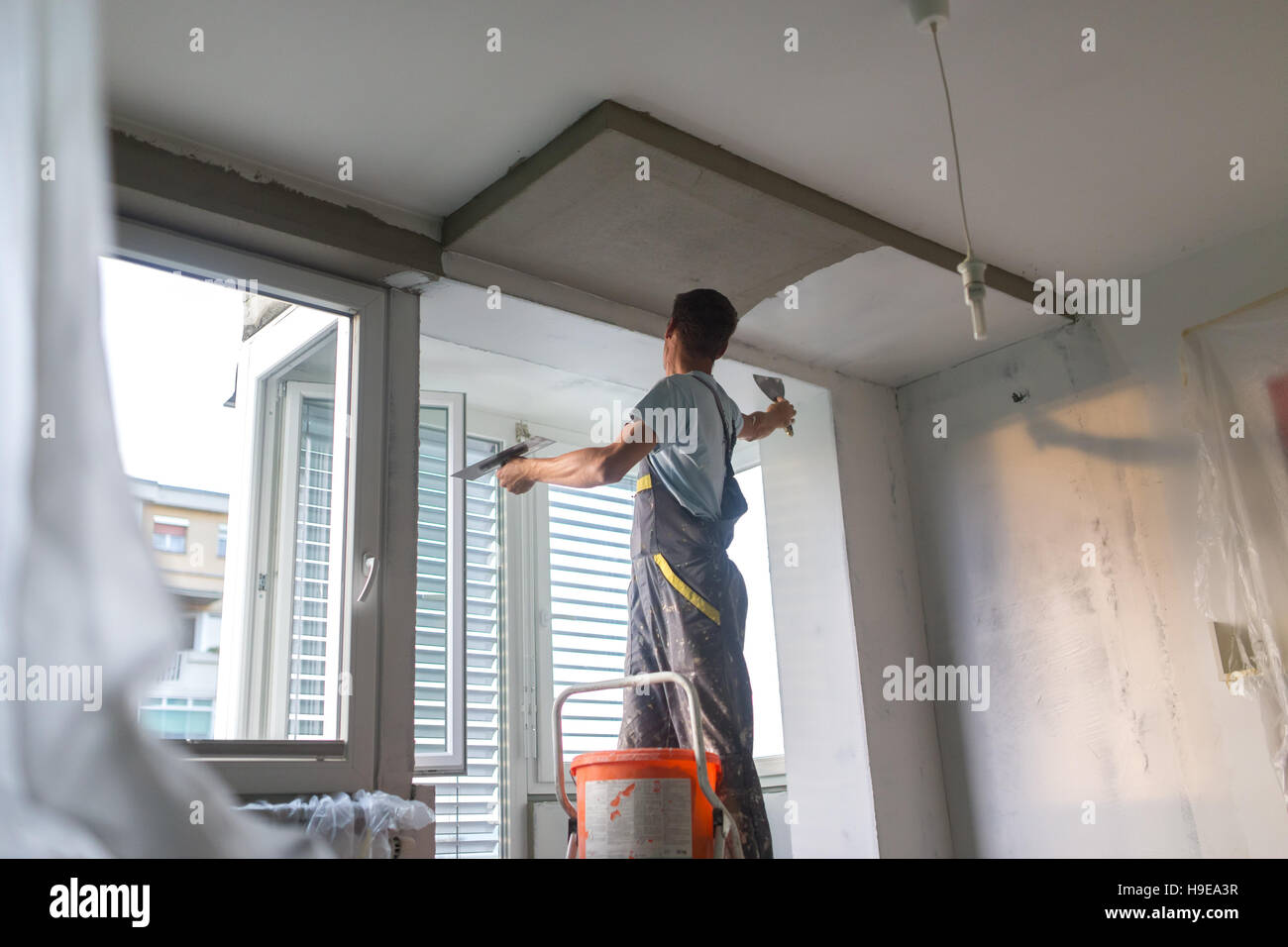 Gipser Sanierung Innenwände und decken. Ausbauarbeiten. Stockfoto