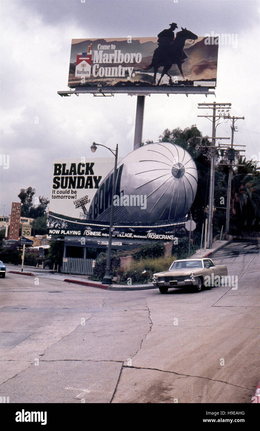 Plakaten auf dem Sunset Strip in Los Angeles Förderung Marlboro Zigaretten und dem Film Black Sunday circa 1977 Stockfoto
