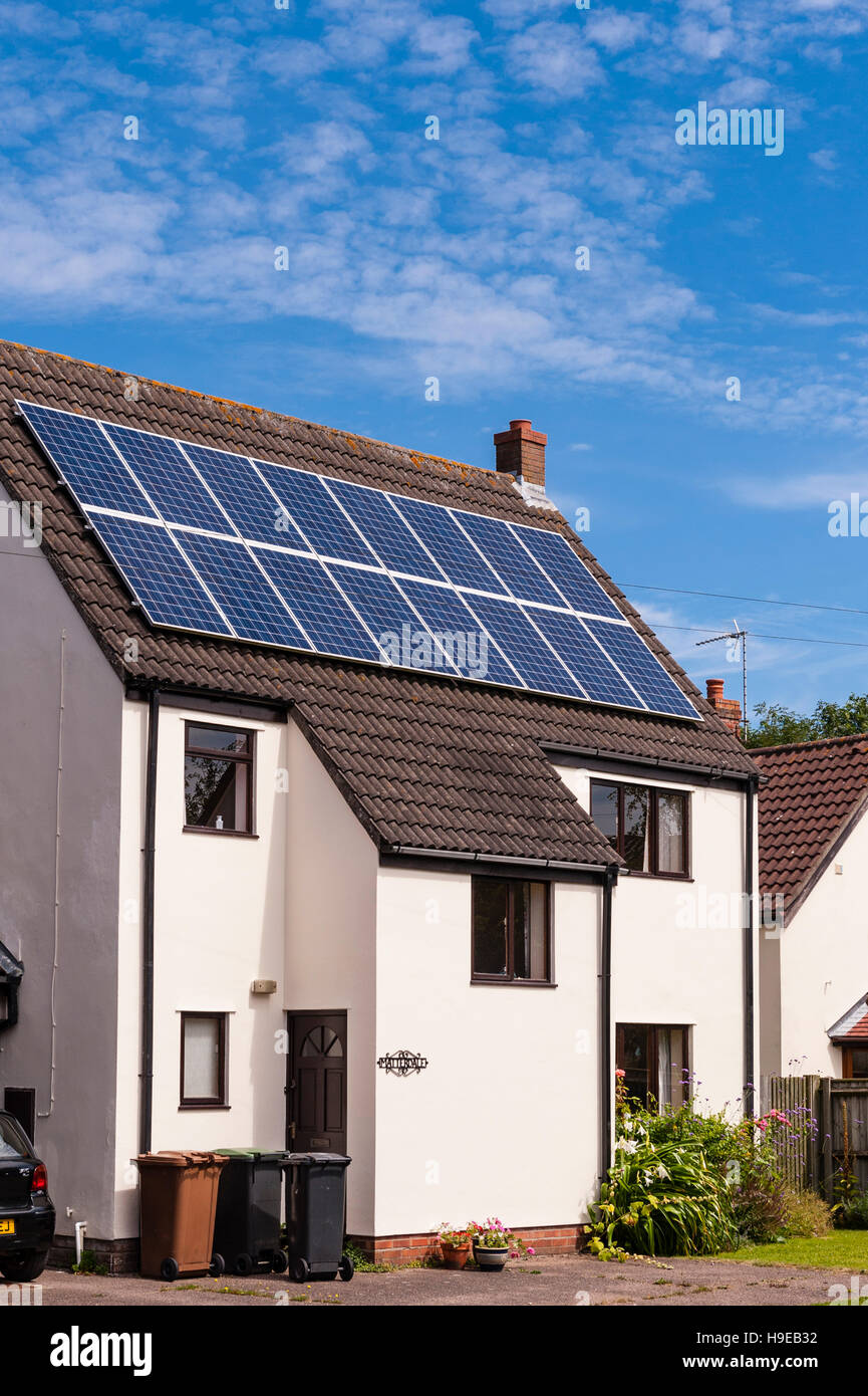 Sonnenkollektoren auf dem Dach einer inländischen Eigenschaft in Fressingfield, Suffolk, England, Großbritannien, Uk Stockfoto